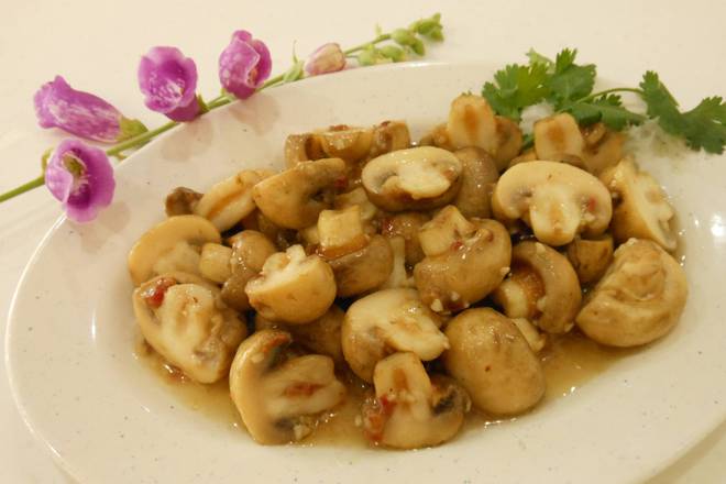 Sauteed Mushroom and Bacon Bits with Garlic and Butter 蒜香牛油包蘑菇配煙肉蓉